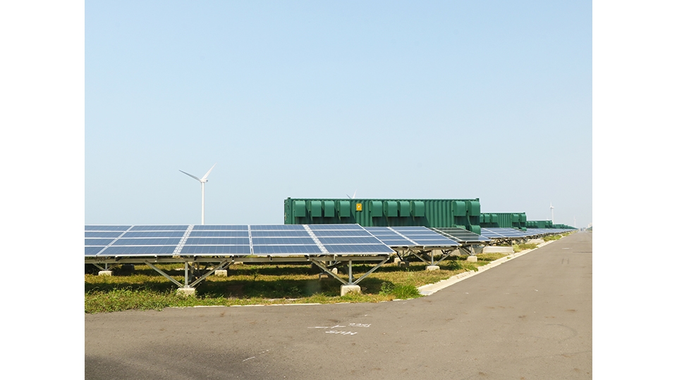 光電板連接變電的電線與管路， 從戶外露天到室內變電區都需要 台電全年確保其運作順暢。